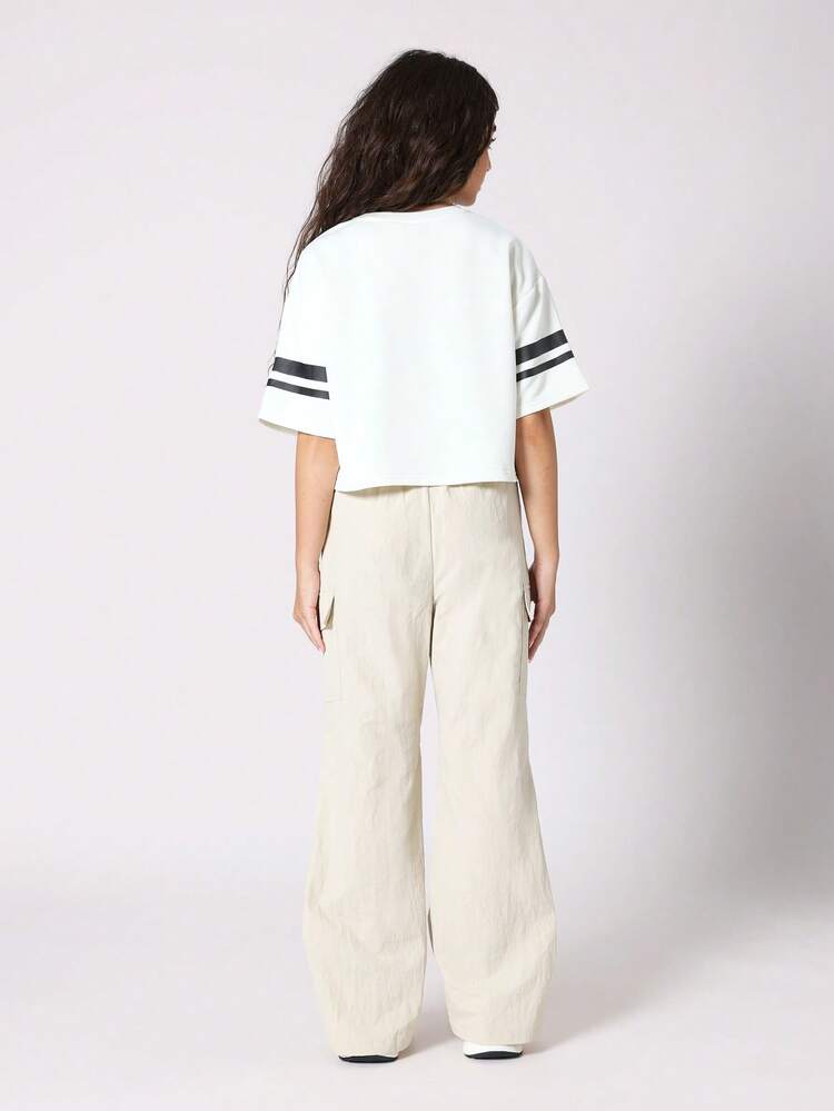 Krótki top uniwersytecki z szerokimi nogawkami