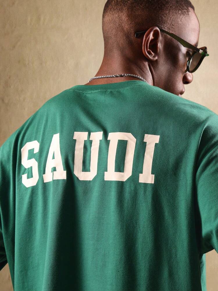 Camiseta corta con diseño de letras universitarias saudíes y cadena lateral