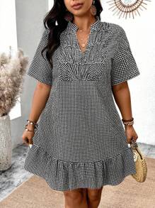 SHEIN PETITE CURVE Vestido casual de tela con textura a cuadros en blanco y negro para mujeres, adecuado para volver a la escuela, graduación, Día de San Valentín, festival de música, Día de la Madre, Halloween, Acción de Gracias, Pascua, Día Nacional, baile de graduación, citas, fiestas, bodas, actividades al aire libre - Blanco y Negro - Ver 4