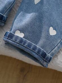 SHEIN Vintaside Kids 女婴时尚纯色短袖 T 恤和休闲心形印花围兜裤 2 件套 - 彩色 - 查看 6