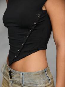 TypaGal 这款黑色不对称露脐上衣饰有银色金属孔眼，展现出女性喜爱的朋克风和Y2K风格。街头风的廓形为任何造型增添个性——简洁、利落、充满力量。 - 黑色 - 查看 4