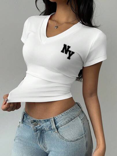 SHEIN EZwear Camiseta de cuello en V con pliegues, estilo minimalista casual, con estampado del logo de Nueva York NY, adecuada para el verano, la vuelta al colegio, el estilo universitario y el estilo "old money" para la fiesta de bienvenida