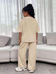 SHEIN Nova Glow 2 件套青少年女孩套装：休闲字母印花宽松圆领 T 恤 + 印花裤 - 卡其色 - 查看 3