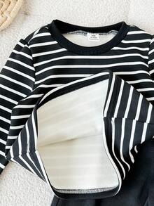 Bubblio 3件套男女宝宝秋冬服装套装：条纹长袖T恤、针织衫、羽绒背心外套搭配运动裤，舒适休闲基础款，适合室内、室外、日常穿着、运动、玩耍、派对、拍照、度假等场合。男宝宝街头风套装，男宝宝羽绒背心，男宝宝白色运动鞋，男宝宝黑色裤子，黑白条纹衬衫。 - 黑與白 - 查看 4