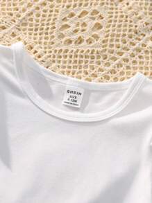 SHEIN Vintaside Kids 女婴时尚纯色短袖 T 恤和休闲心形印花围兜裤 2 件套 - 彩色 - 查看 5