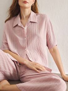 Ocili Conjunto de ropa de dormir de lino natural para mujer con cuello, botones al frente, manga 3/4 y pantalones a media pierna con rayas, cómodo