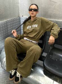 SHEIN Explorewe 2 件套 Streetcool 休闲少女春秋英伦印花连帽短款运动衫和侧袋工装裤，适合日常穿着和运动 - 軍綠色 - 查看 4
