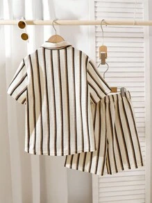 SHEIN Mirajuku 3件套青少年男童针织纹理竖条纹短袖衬衫和配套休闲短裤套装，混纺面料，亲肤透气。衬衫采用多色竖条纹设计，小领短袖；短裤配有松紧腰带。整体风格休闲，适合日常穿着、幼儿园、海滩旅行等。可作为套装穿着，也可单独穿着，打造阳光活力的童装，非常适合返校季。 - 彩色 - 查看 2