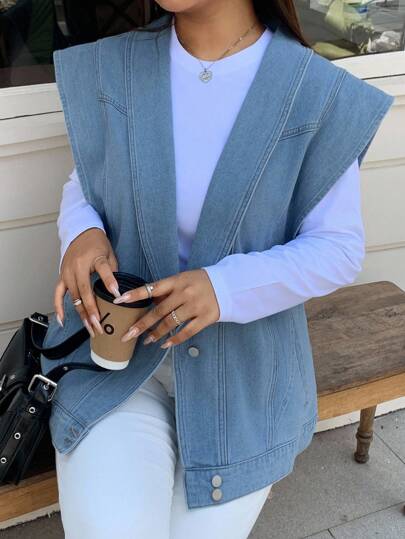 Dazy Plus سترة جينز أكمام بلا أكمام مع ياقة وحواف ملونة باللون الأزرق المغسول