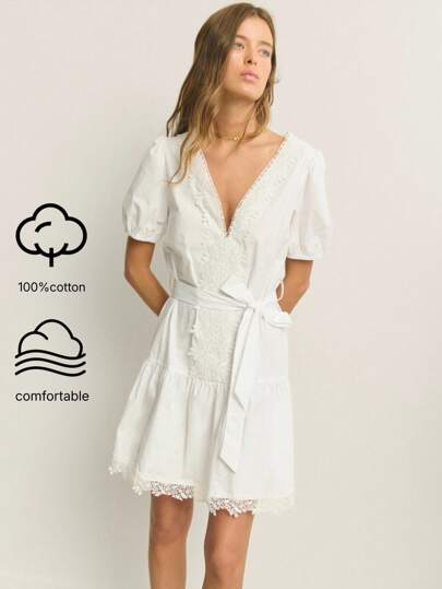 Nöista The Pure White Dress Is Made Of Cotton Fabric, Which Is Soft And Breathable. The V-Neck And Hem Are Decorated With Exquisite Lace, The Waist Is Equipped With Adjustable Straps In The Same Color, And The Puff Sleeves Add A French Romantic Atmosphere. The Overall Style Is Fresh And Elegant, Suitable For Summer Essential Items