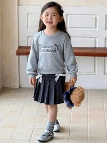 Genkimix Kids Kleine Mädchen Lässig Minimalistisches Buchstaben-Muster Rundhals Langarm Sweatshirt und hochtailliger plissierter Rock mit 3D Schleifendesign, Outfit-Set für den Schulanfang