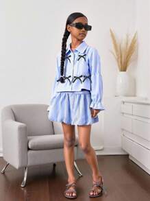 Set da 2 pezzi a righe blu e bianche per ragazze pre-adolescenti, carino outfit scolastico autunnale per il ritorno a scuola, camicia a maniche lunghe con fiocco 3D e gonna, casual per vacanze - Blu - Visualizzare 3