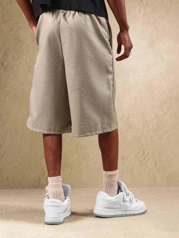 Shorts largos com cordão e bolsos laterais