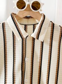 SHEIN Mirajuku 3件套青少年男童针织纹理竖条纹短袖衬衫和配套休闲短裤套装，混纺面料，亲肤透气。衬衫采用多色竖条纹设计，小领短袖；短裤配有松紧腰带。整体风格休闲，适合日常穿着、幼儿园、海滩旅行等。可作为套装穿着，也可单独穿着，打造阳光活力的童装，非常适合返校季。 - 彩色 - 查看 5