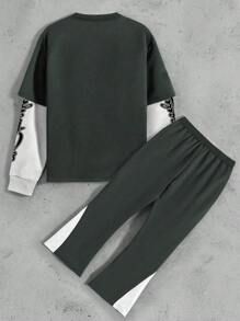 Manfinity EMRG 男士标语印花二合一长袖运动衫和运动裤休闲套装，送给男朋友的绝佳礼物，返校季男士两件套慢跑裤套装男士街头慢跑裤套装男士两件套男士慢跑裤套装 La Men 贴布慢跑裤套装 - 彩色 - 查看 2