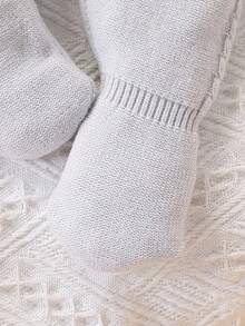 SHEIN 休闲基础款针织毛衣裤套装，女婴针织套装，冬季婴儿服装，婴儿针织套装，中性婴儿服装，女婴毛衣。这款女婴（女孩）毛衣套装时尚、可爱且百搭。它包括一件浅灰色连体毛衣、一条裤子、一件针织毛衣、一件露肩上衣、一条羊毛连体裤和一套肩部纽扣两件式长袖套装。 - 淺灰色 - 查看 6