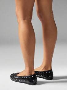 MISSGUIDED Sapatilhas de balé femininas com tachas, bailarina para caminhada, vestido casual, espuma viscoelástica, conforto para uso diário, sapatos da moda para outono e inverno - Preto - Ver 2