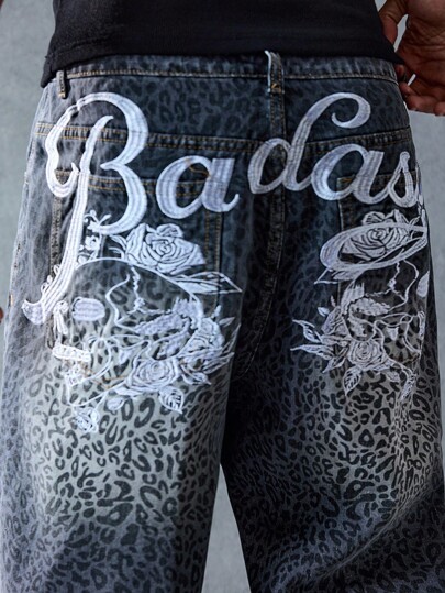 Street Life Pantalones cortos de mezclilla con estampado de letras y leopardo, corte holgado para hombre