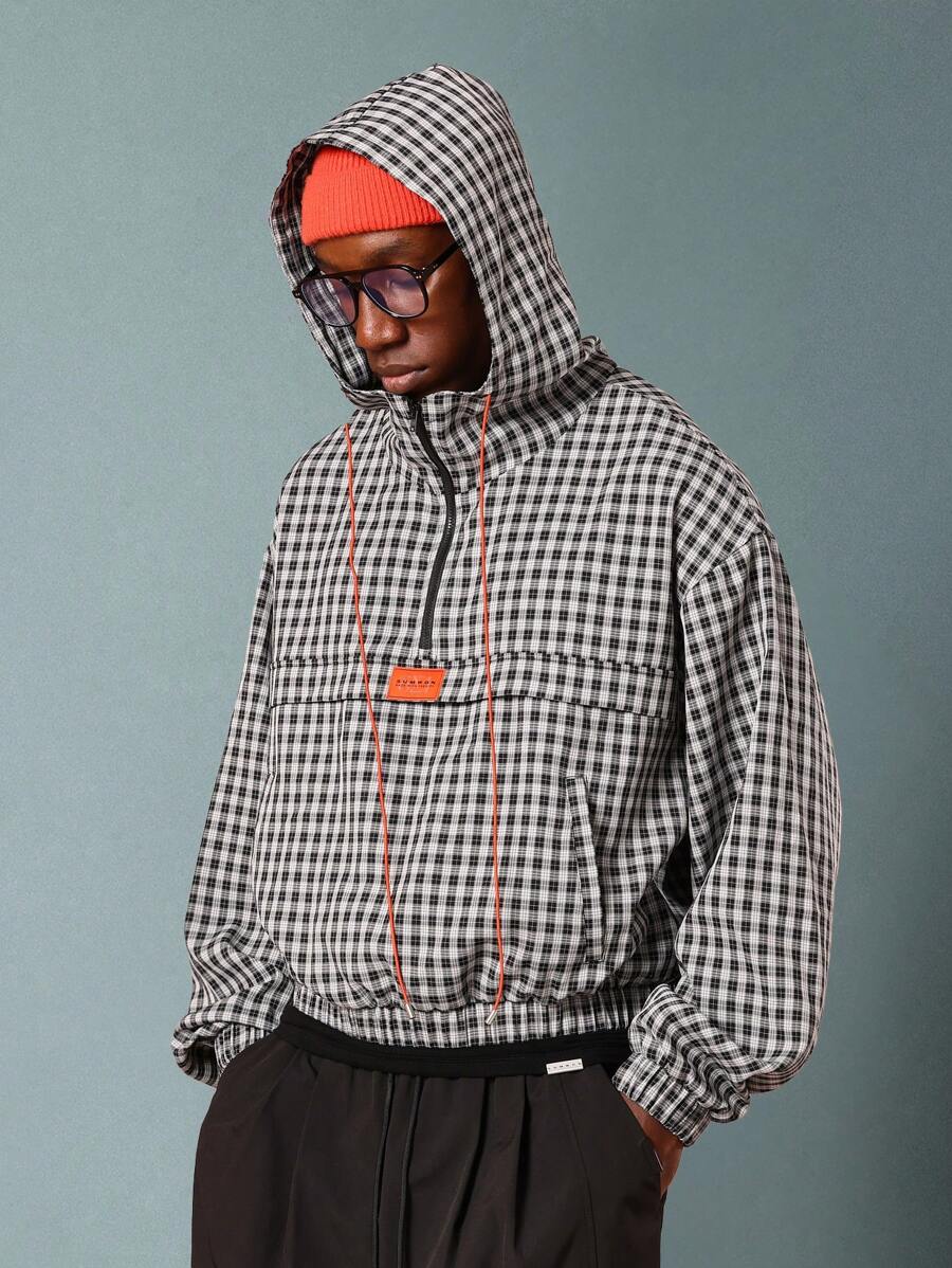 SUMWON 街头服饰半拉链套头衫中心口袋格纹夹克风衣连帽外套带抽绳松紧腰秋冬休闲层 - 黑與白 - 查看 1