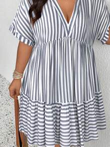 SHEIN Frenchy Váy suông dáng rộng, cổ chữ V, tay ngắn, viền xếp nếp, họa tiết sọc, thoải mái cho kỳ nghỉ cỡ lớn - Màu xanh lam - Xem 7