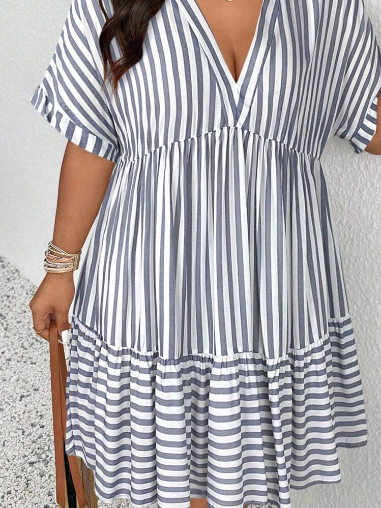 SHEIN Frenchy 大码休闲度假条纹V领短袖卷边宽松荷叶边连衣裙 - 藍色 - 查看 7
