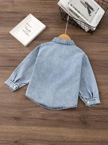 SHEIN Genkimix Kids Camisa de mezclilla para niño con bolsillos, estampado de letras y logotipo pequeño, moda casual de streetwear, genial para volver a la escuela - Lavado ligero - Ver 2