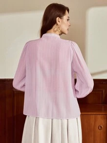 Vintamour Blusa feminina vintage clássica e elegante, modelagem solta, gola com laço, mangas compridas e barra com babados duplos. Cor rosa, ideal para convidadas de casamento, professoras, mulheres que buscam looks para o outono, para sair à noite, para o inverno, para o ambiente de trabalho, para mulheres com estilo clássico e sofisticado. Blusa feminina com babados, estilo vintage e com fechamento por botões. - Rosa - Ver 2