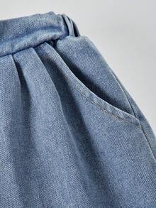 2 件套青少年女孩休闲可爱服装，黑色背景白色字母印花圆领上衣，金属扣牛仔背带裤，适合休闲、上学、散步、旅行