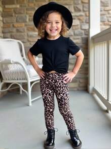 SHEIN 少女休闲简约舒适圆领短袖T恤搭配豹纹打底裤套装，适合日常休闲、上学、返校、校服。拍照、日常穿着、开学返校秋冬装、秋季服装