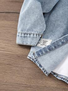 SHEIN Genkimix Kids Camisa de mezclilla para niño con bolsillos, estampado de letras y logotipo pequeño, moda casual de streetwear, genial para volver a la escuela - Lavado ligero - Ver 5