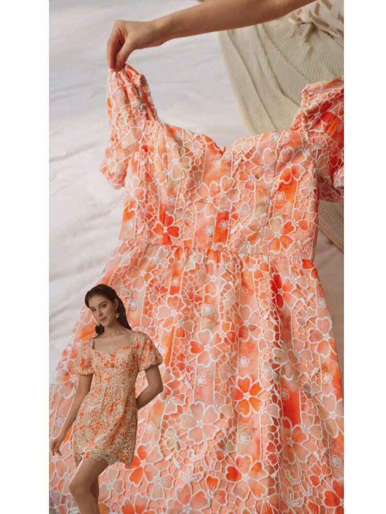 VESTIDO CORTO CON ESCOTE TIPO CORAZÓN, MANGAS ABULLONADAS, CIERRE TRASERO DE CREMALLERA Y PATRÓN FLORAL DE ENCAJE GUIPUR