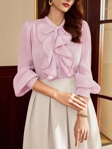 Vintamour Blusa feminina vintage clássica e elegante, modelagem solta, gola com laço, mangas compridas e barra com babados duplos. Cor rosa, ideal para convidadas de casamento, professoras, mulheres que buscam looks para o outono, para sair à noite, para o inverno, para o ambiente de trabalho, para mulheres com estilo clássico e sofisticado. Blusa feminina com babados, estilo vintage e com fechamento por botões. - Rosa - Ver 1