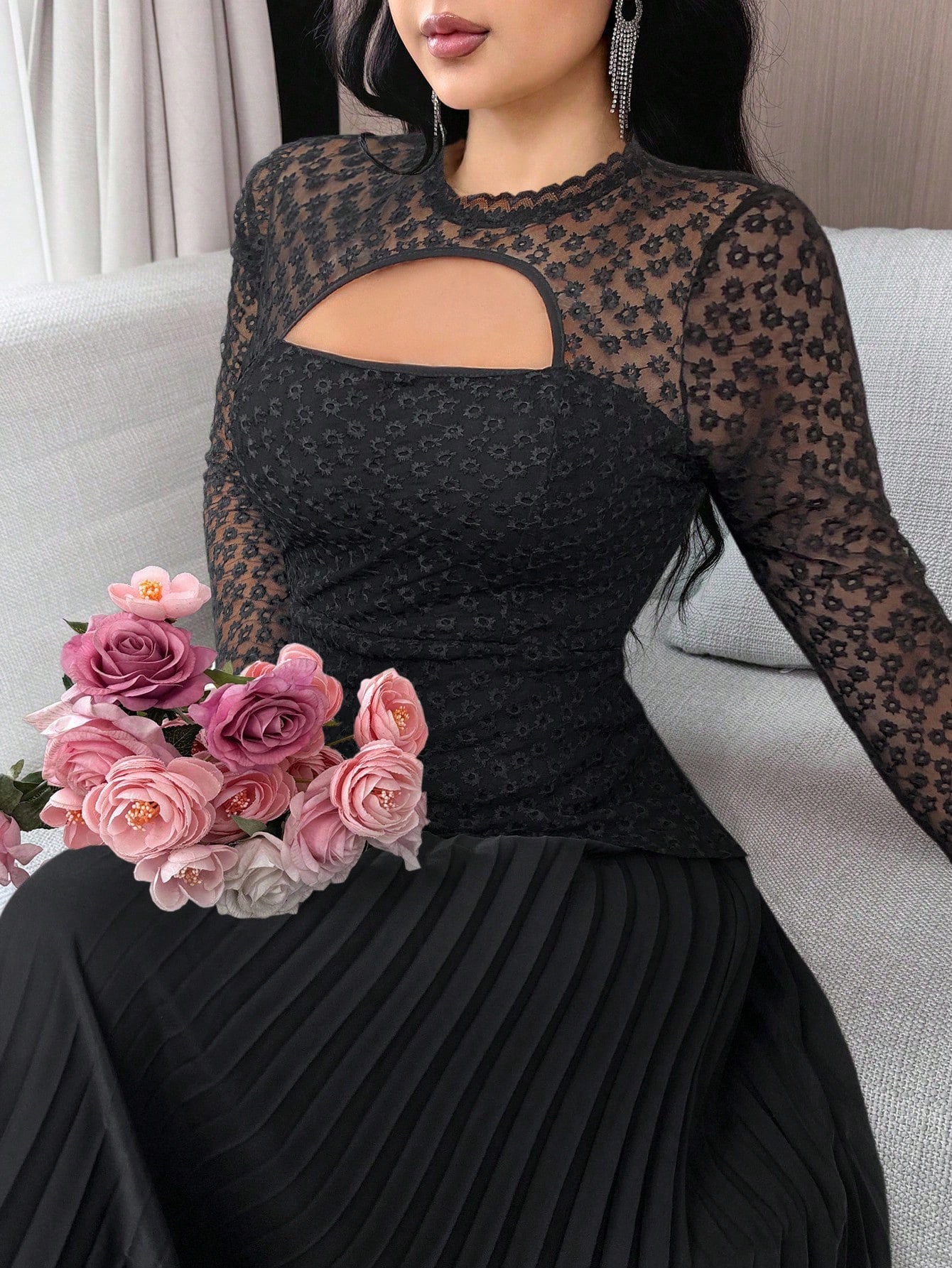 فستان أنيق بأكمام طويلة مزخرف بالدانتيل المفرغ وذي...