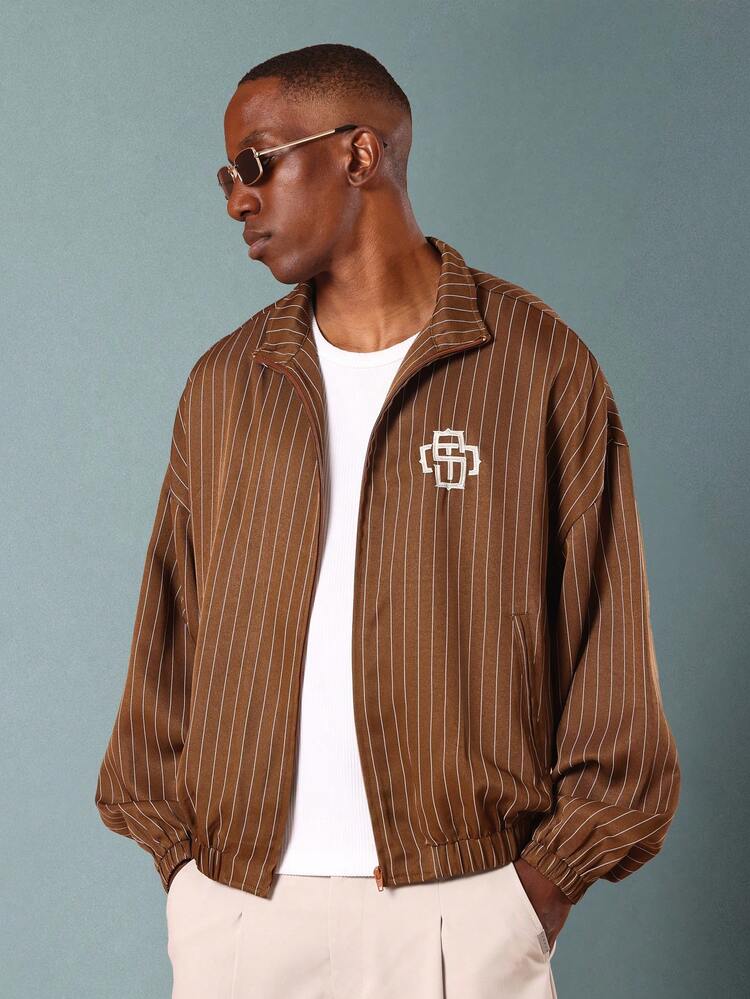 지퍼 잠금 장치가 있는 오버사이즈 핀스트라이프 하이넥 봄버 재킷