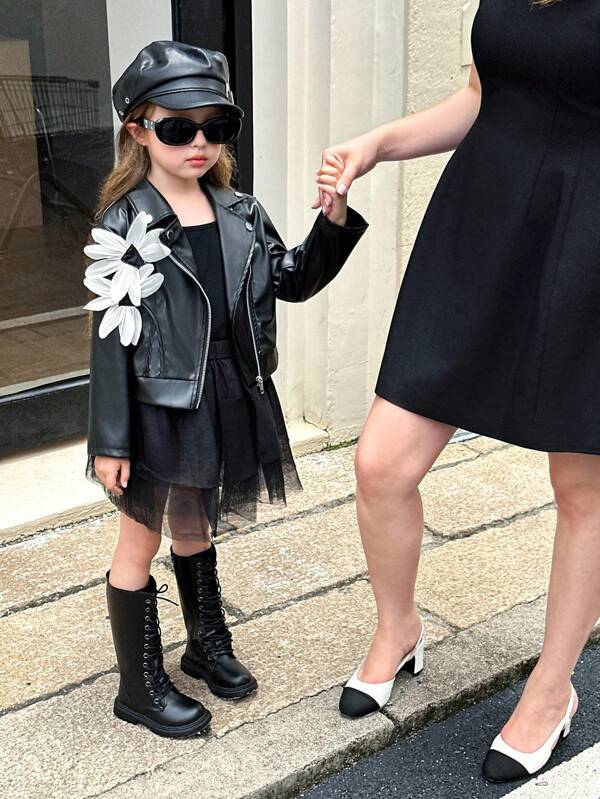 Chaqueta de piel sintética negra con cuello alto, botones metálicos y cremallera diagonal para niñas jóvenes. Combine con chaqueta corta de piel sintética negra con adorno de flor 3D blanca como abrigo casual para primavera y otoño.