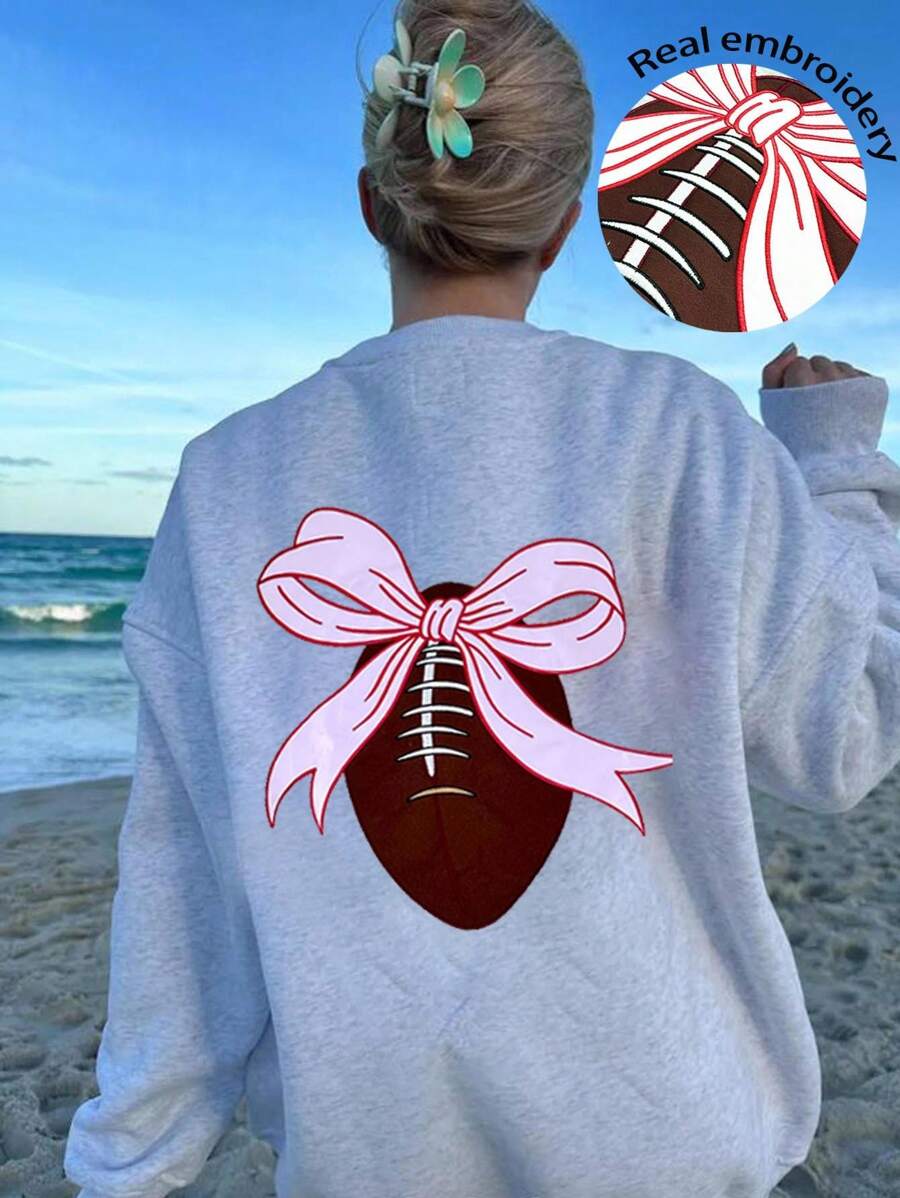 SHEIN EZwear 休闲简约印花返校足球蝴蝶结刺绣图案圆领宽松女式卫衣，适合秋冬季搭配运动