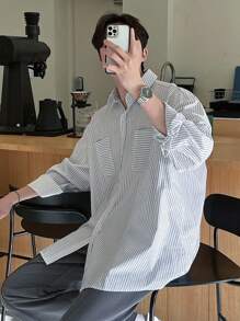 DAZY Camisa de hombre con estampado de rayas y hombros caídos, ropa de otoño para hombre de manga larga