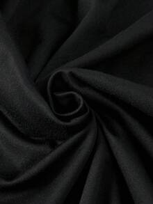 2 件套青少年女孩休闲可爱服装，黑色背景白色字母印花圆领上衣，金属扣牛仔背带裤，适合休闲、上学、散步、旅行