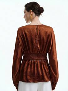 Aalyst 时尚都市休闲女式闪亮褶皱面料圆领灯笼袖腰部收紧短款休闲衬衫，适合毕业派对、节日活动、约会、工作、秋冬 - 咖啡棕 - 查看 2