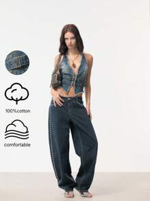 TypaGal 修身牛仔背心结合了挺括的廓形和时尚的个性设计，而毛边和腰带则增添了一丝俏皮感。