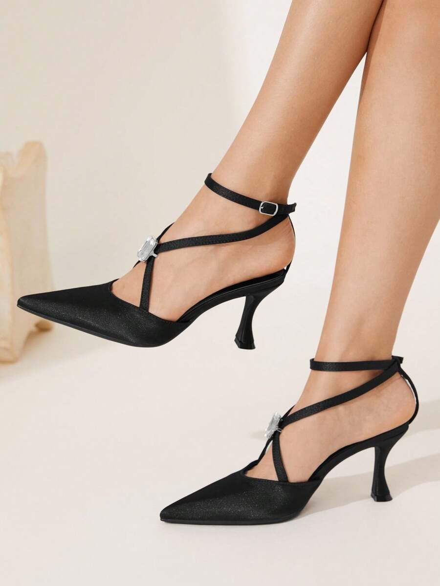 CUCCOO CHICEST 女士几何扣水钻带尖头细高跟中跟优雅迷人浪漫性感哥特式复古奢华黑色缎面高跟凉鞋,适合正式场合、派对、婚礼、约会、节日(万圣节、圣诞节、感恩节、新年) - 黑色 - 查看 1