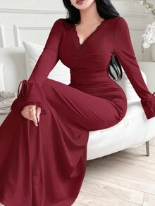 Feyla 女式纯色撞色蕾丝 V 领喇叭袖修身优雅连衣裙 - 紅色 - 查看 4