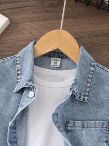 SHEIN Genkimix Kids Camisa de mezclilla para niño con bolsillos, estampado de letras y logotipo pequeño, moda casual de streetwear, genial para volver a la escuela - Lavado ligero - Ver 3