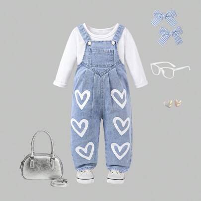 デニムリー ベビー女の子デニムビブパンツ。かわいくて甘いカジュアルバケーションスタイルのおすすめ。ライトブルーデニムに白いハートプリントデザイン、愛らしくて遊び心のある、着脱簡単な調整可能なストラップ、ゆとりのあるリラックスフィット、デイリー、お出か...