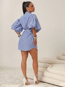 Vixey Váy sơ mi công sở cài nút tay phồng kẻ sọc nhún bèo sau lưng - Xanh và trắng - Xem 3