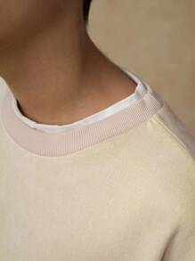 SHEIN 青少年男孩街头休闲 UNPL 单件T恤，二合一拼接单件T恤，主色调为柔和米色，经典圆领设计，下摆处白色内衬拼接，增添层次感和时尚感，秋冬上衣，返校季必备，哥特风基础款