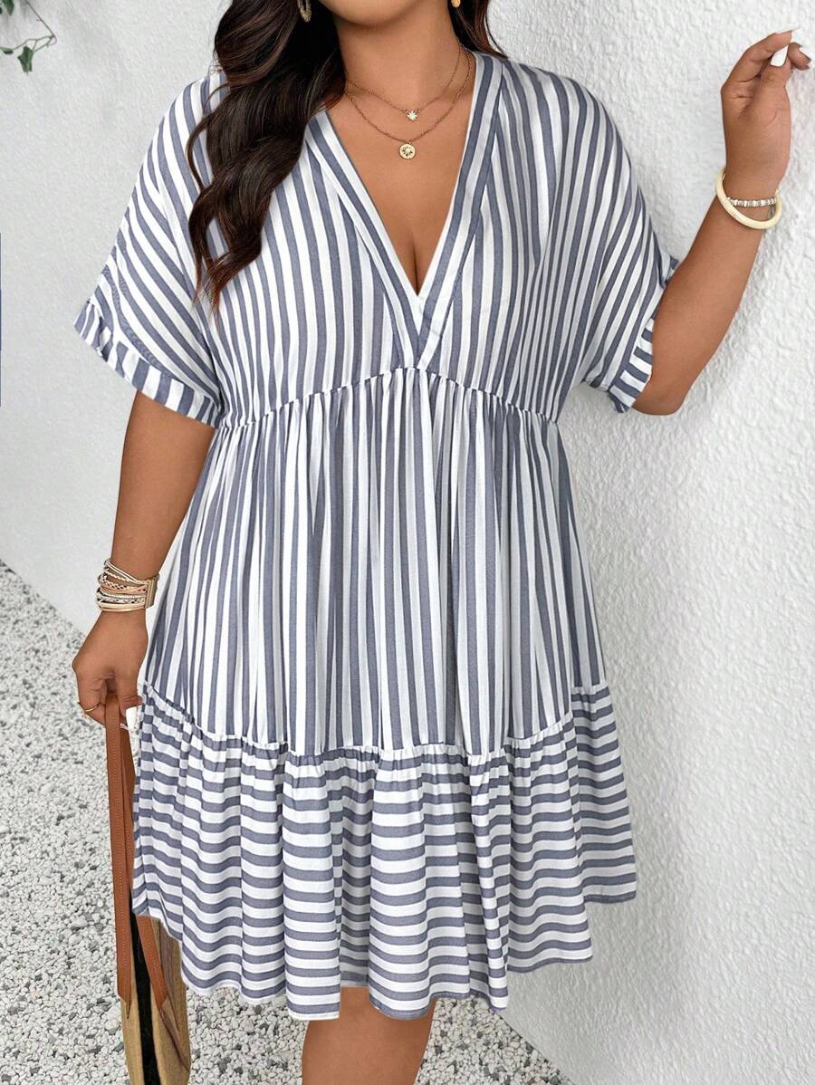 SHEIN Frenchy Váy suông dáng rộng, cổ chữ V, tay ngắn, viền xếp nếp, họa tiết sọc, thoải mái cho kỳ nghỉ cỡ lớn - Màu xanh lam - Xem 1