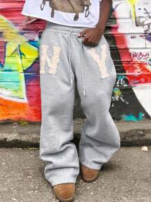 Manfinity EMRG 男士休闲宽松字母贴花抽绳腰阔腿保暖内衬运动裤，灰色宽松运动裤，Y2K 纽约运动裤，送给男友的绝佳礼物，返校季必备 - 淺灰色 - 查看 1