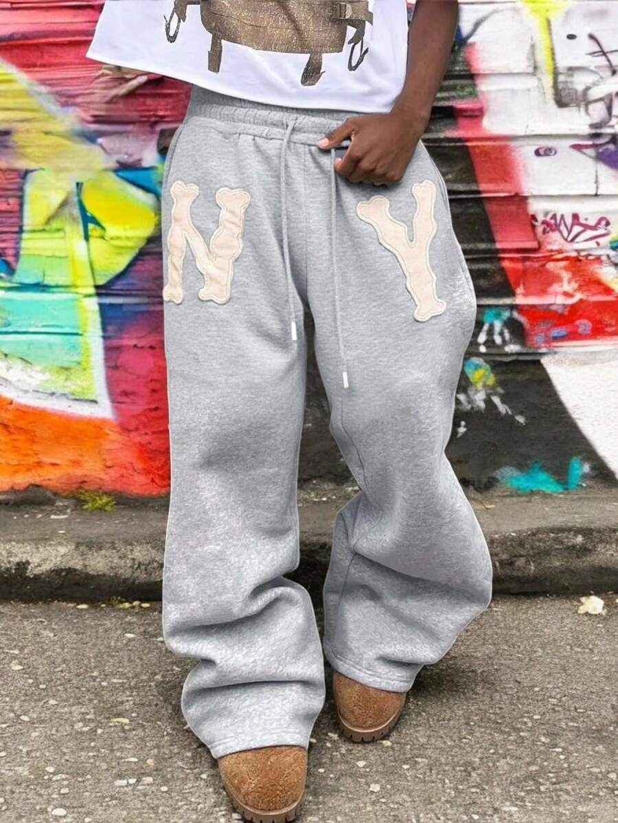 Manfinity EMRG 男士休闲宽松字母贴花抽绳腰阔腿保暖内衬运动裤，灰色宽松运动裤，Y2K 纽约运动裤，送给男友的绝佳礼物，返校季必备 - 淺灰色 - 查看 1