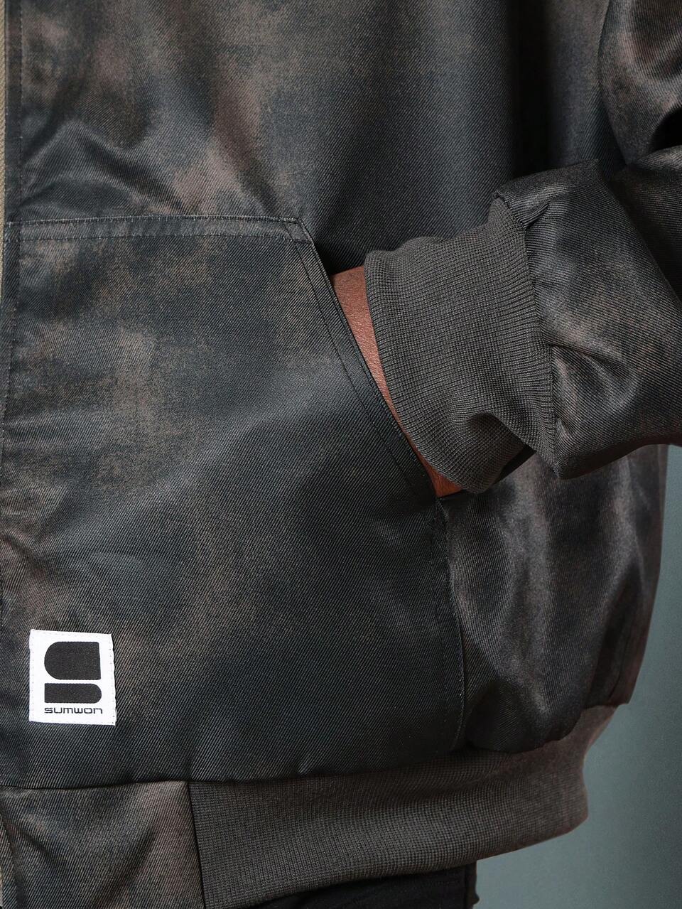 SUMWON Chaqueta con capucha de ropa de trabajo experimental con diseño estampado desgastado de color óxido oscuro, cierre de cremallera completa, colección de ropa urbana, edición limitada, prenda exterior de declaración